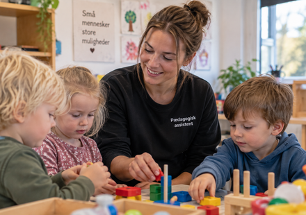pædagogisk assistent løn